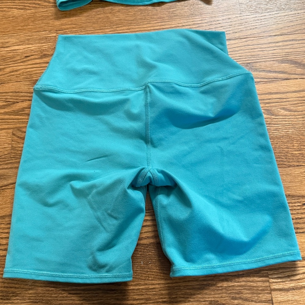 ALO Yoga Turquoise Top - Picture 7 of 7